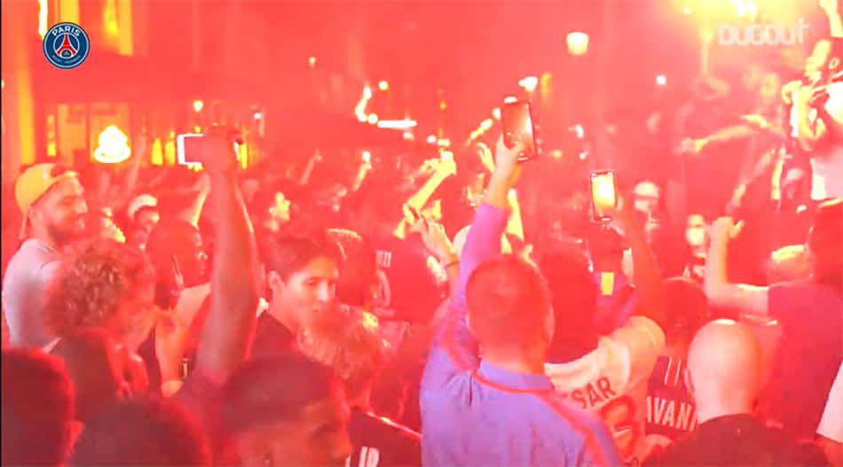 VÍDEO: Torcida do PSG lota as ruas e vai à loucura em Paris após vaga na final da Champions League