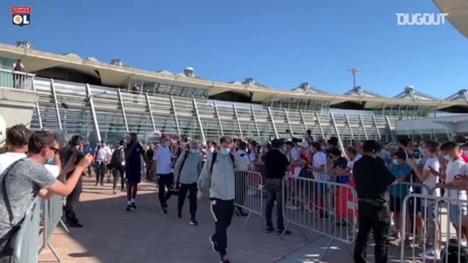 VÍDEO: Lyon é recepcionado com aplausos por torcida na França