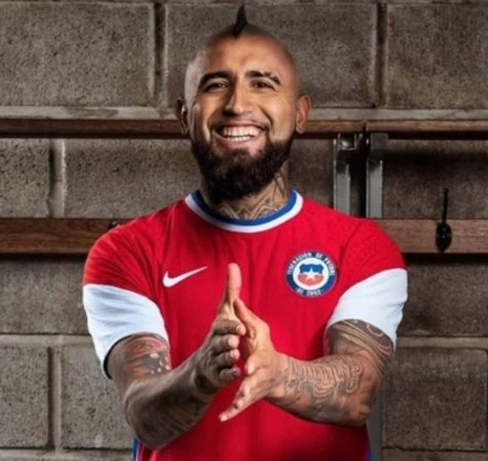 Em baixa no Barça, Vidal é modelo na nova camisa do Chile