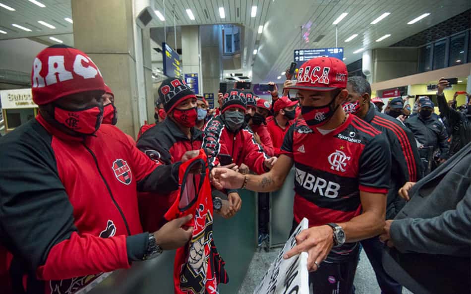 'Estrela', 'rockstar'… A repercussão no Chile da chegada de Isla no Flamengo