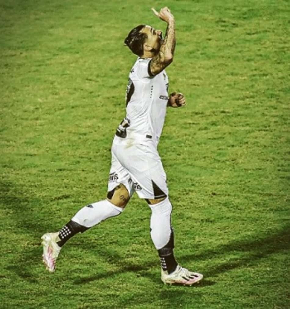 Em jogo marcado por muitos gols e expulsões, Ceará elimina o Vitória e passa de fase na Copa do Brasil