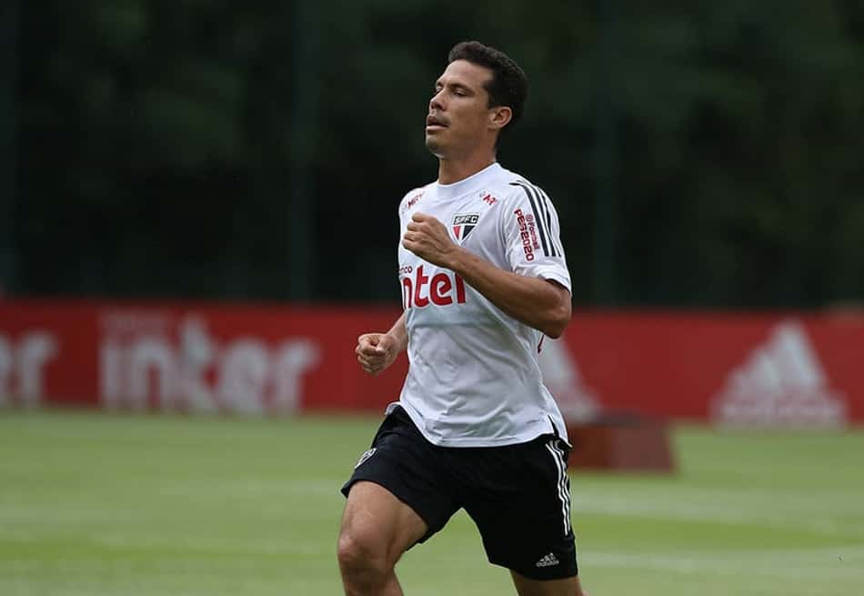 Hernanes admite erro no segundo gol da LDU: 'Sobrou no pé do adversário'