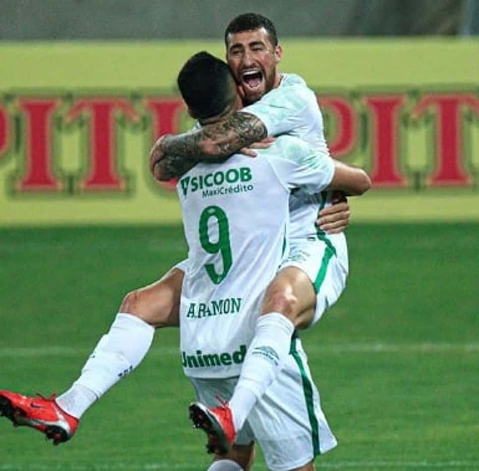 Chapecoense volta a vencer sem sofrer gols