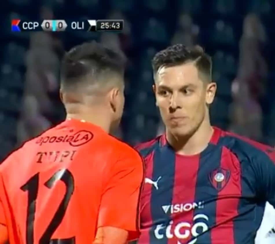 Goleiro provoca atacante após pênalti e se dá mal; Assista