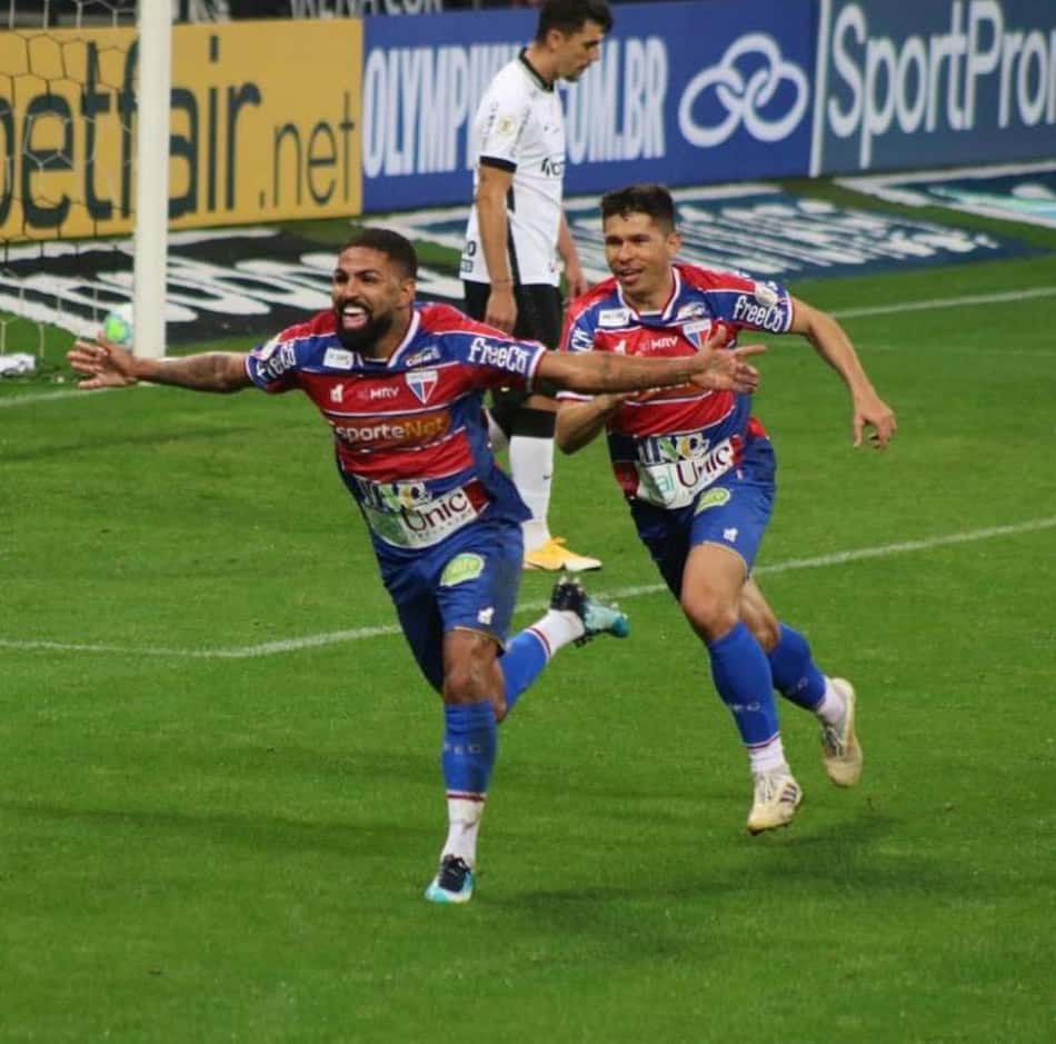 Em fase artilheira, Romarinho destaca confiança e mira clássico