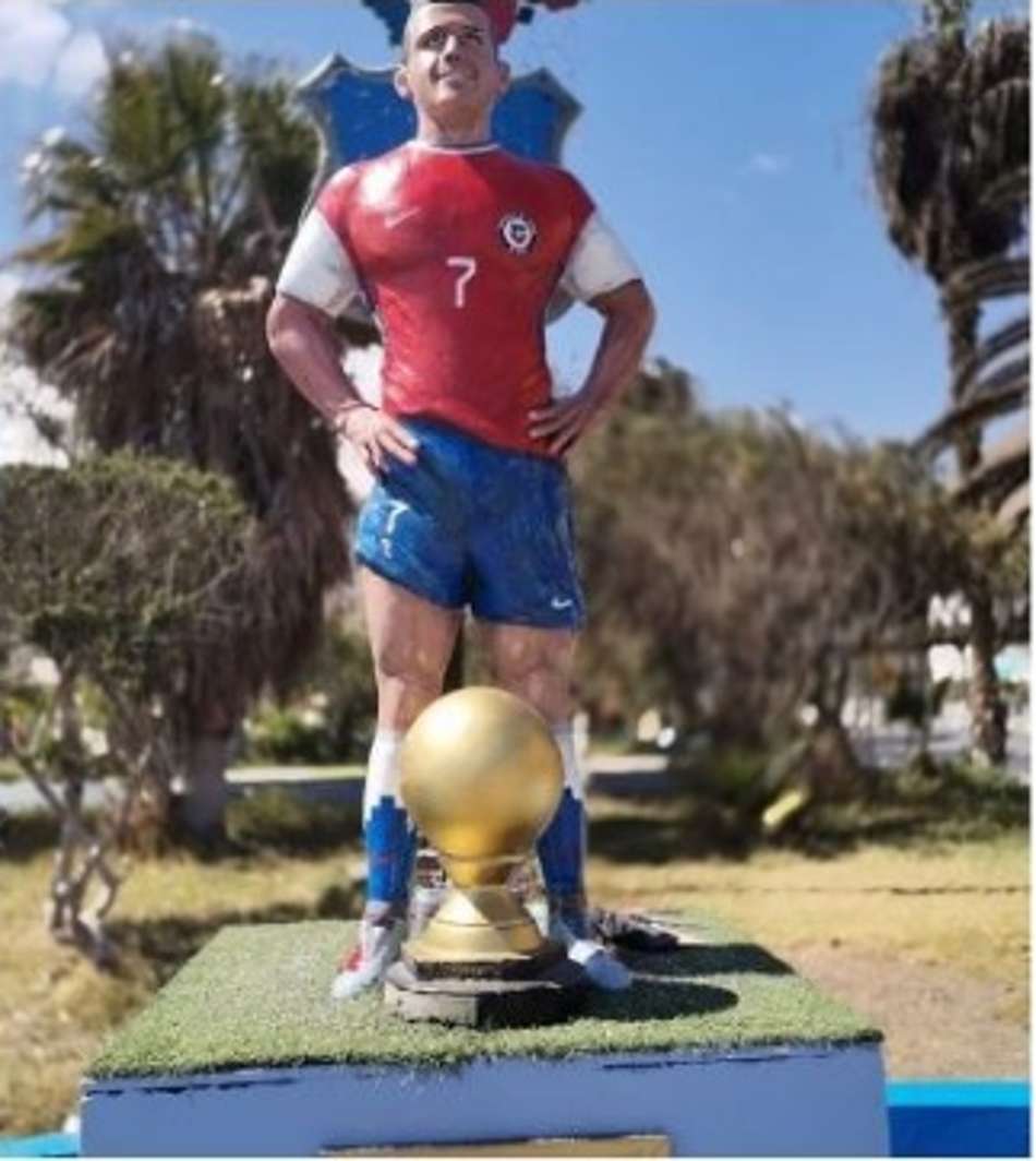 Após depredação, estátua de Alexis Sánchez é restaurada no Chile