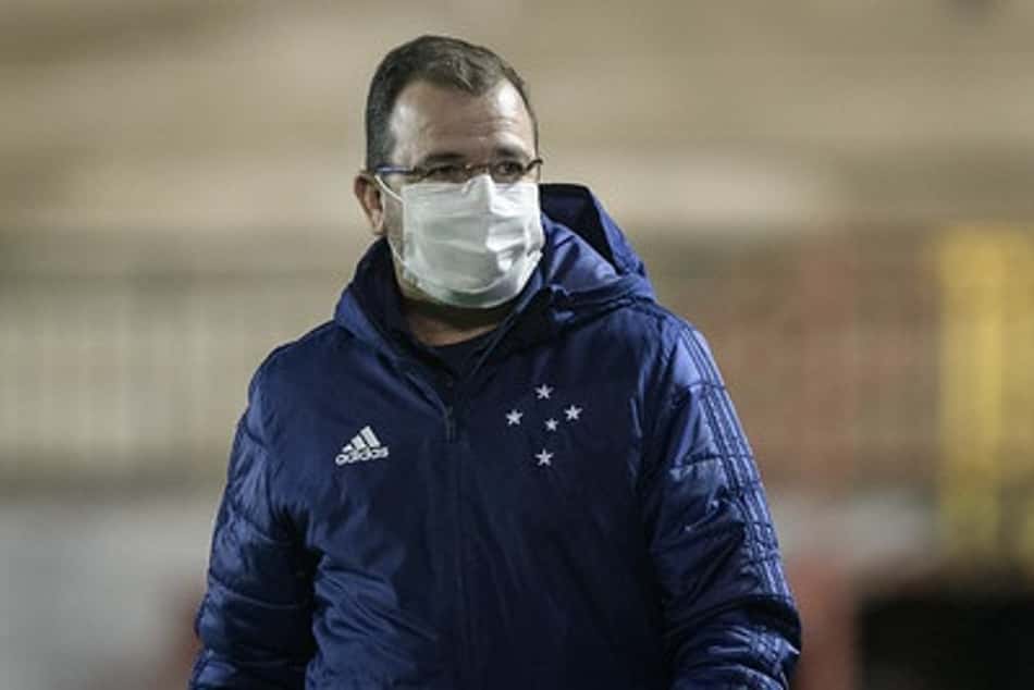 Enderson vem sendo muito criticado pela forma como o Cruzeiro está jogando