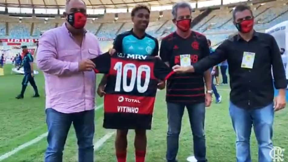 Vitinho recebe homenagem pelos 100 jogos no Flamengo; veja os lances do atacante!