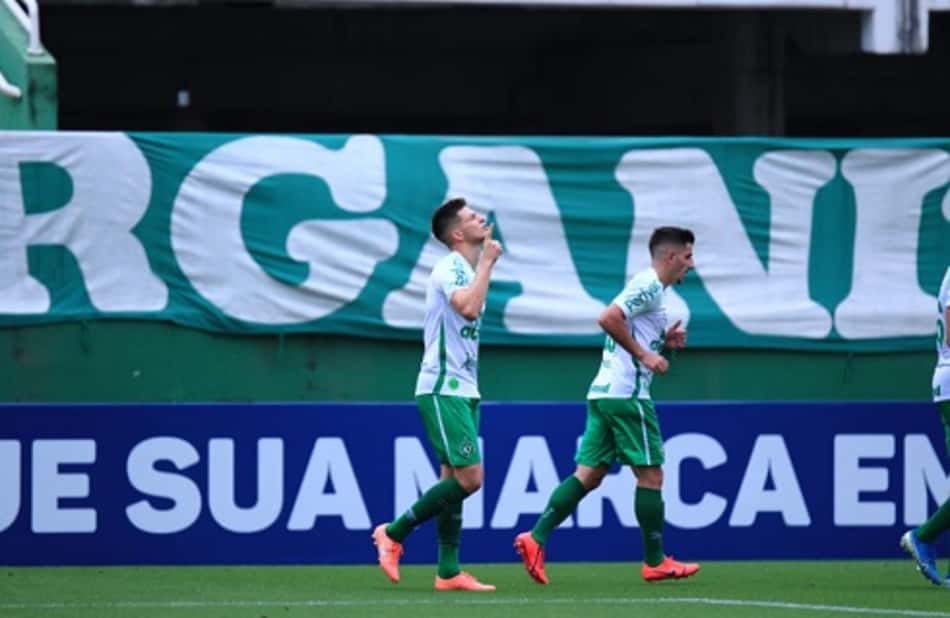 Chapecoense derrota o Avaí e chega a vice-liderança da Série B