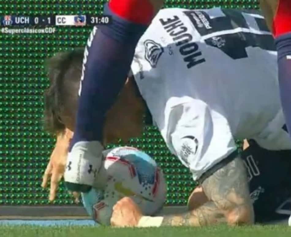 Vale isso? Zagueiro chuta a cabeça de atacante em clássico; Assista