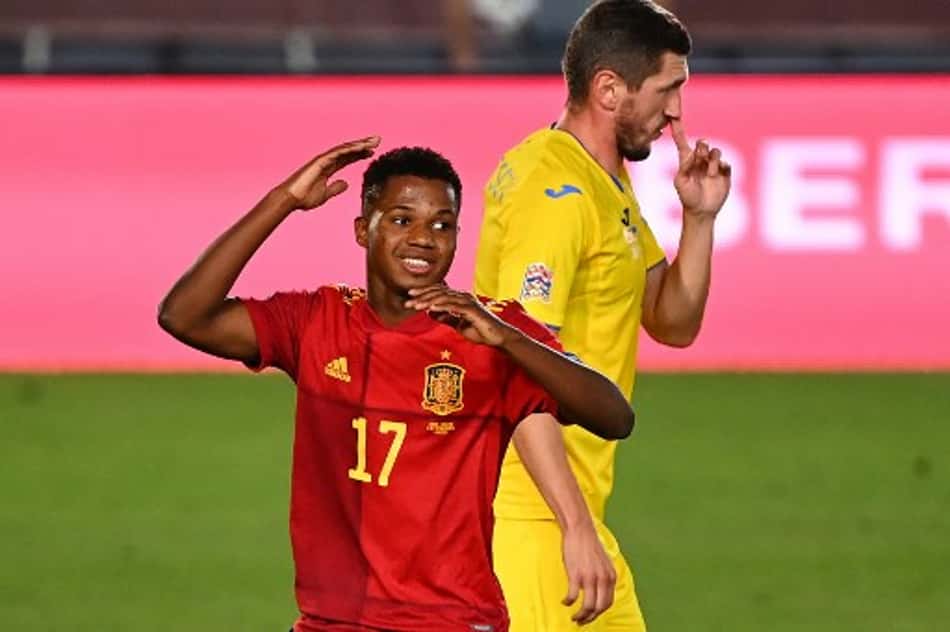 Ansu Fati vibra ao se tornar o mais jovem a marcar pela Espanha
