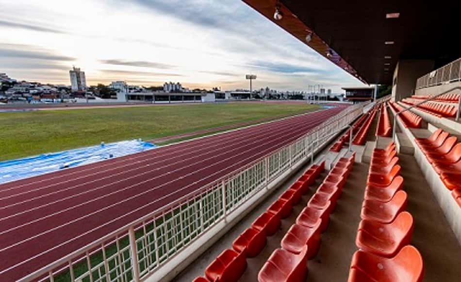 Arquibancada e pista de atletismo do CT vazias; local ainda não receberá eventos (Foto: Ale Cabral/CPB)