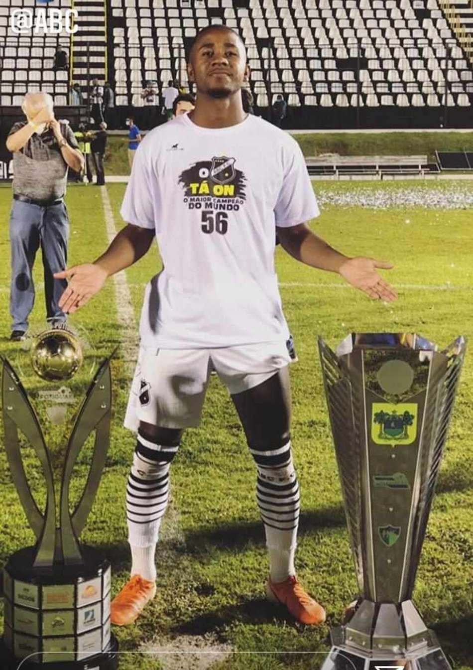 Meia João Paulo comemora título estadual invicto no ABC-RN