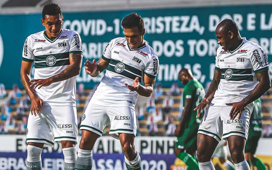 Em jogo de seis gols, Goiás e Coritiba empatam na Serrinha