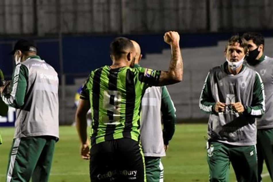 Rodolfo deixou sua marca em um belo gol, que garantiu os três pontos diante do Paraná, fora de casa