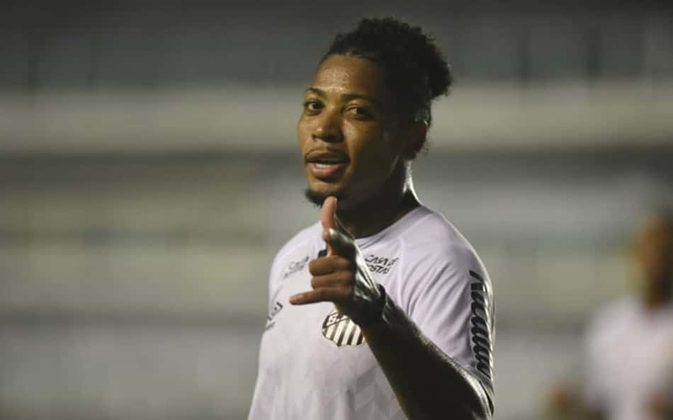 Santos segura pressão inicial e na base da velocidade vence o Galo de Sampaoli