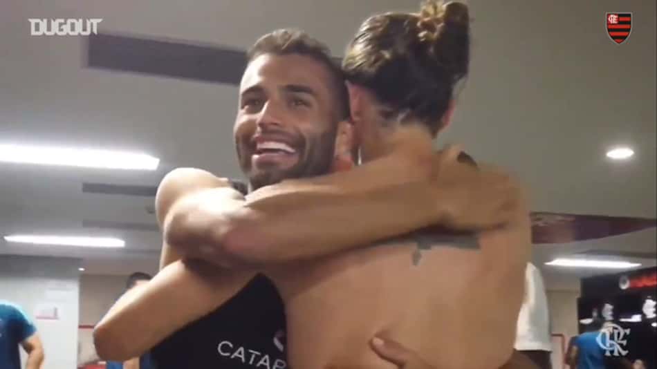 Veja festa dos jogadores do Flamengo no vestiário após vitória sobre o Flu