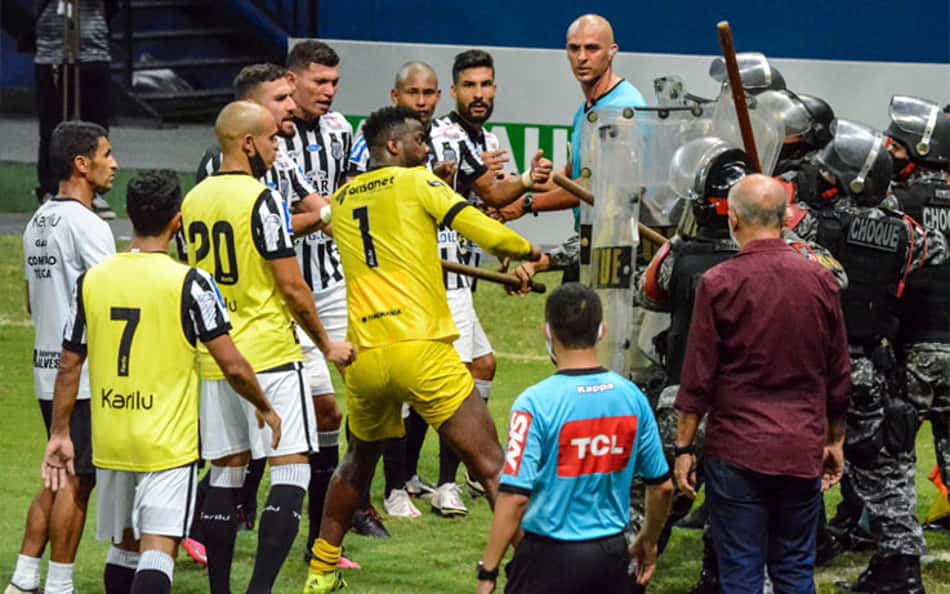 Gol, briga, PM e gás de pimenta: confusão toma conta de Manaus x Treze, pela Série C; veja as cenas