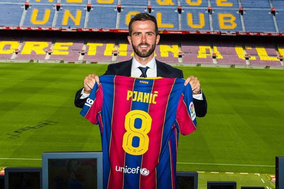 Pjanić posa com a camisa do Barcelona chegada ao clube catalão, em 2020