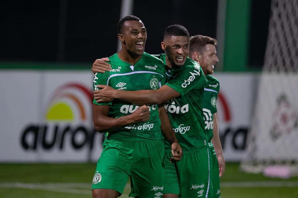 Zagueiro enaltece título da Chapecoense: 'Mérito de todos'