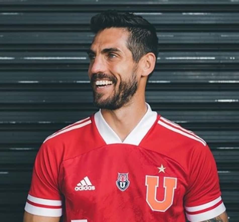Larrivey, alvo de clubes brasileiros, se aproxima de marca histórica