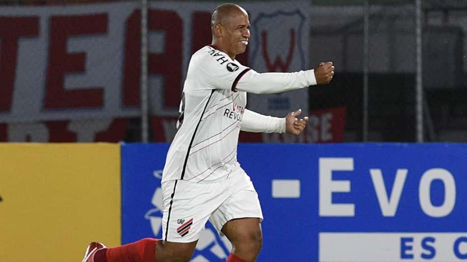 Decisivo, Walter vibra com gol da vitória do Athletico