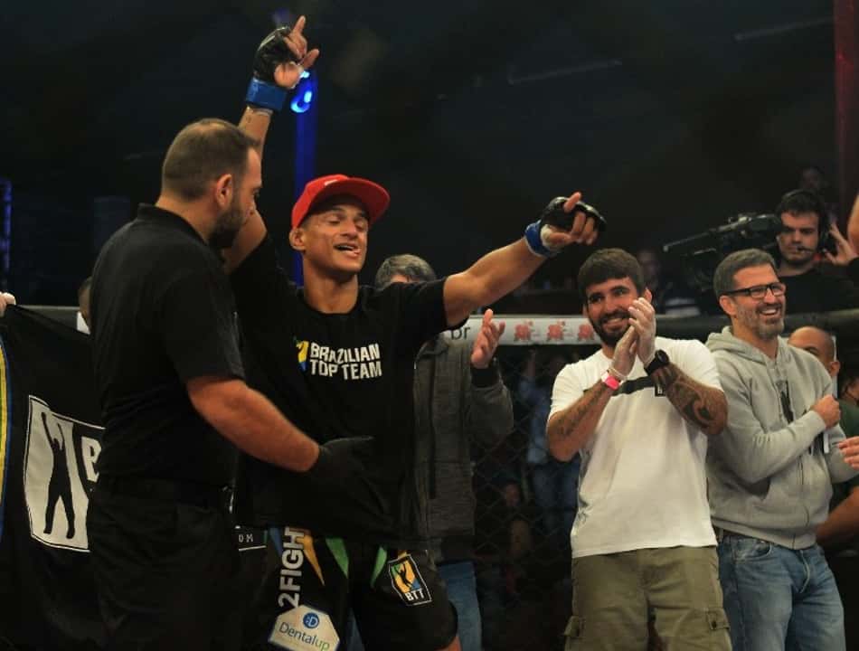 Marcos Paulo “Vuvuzela” comemora vitória no Shooto ao lado de Vitor Pimenta e Murilo Bustamante (Foto: Deive Coutinho)