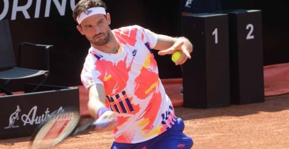 Dimitrov sente lesão e abandona em Paris