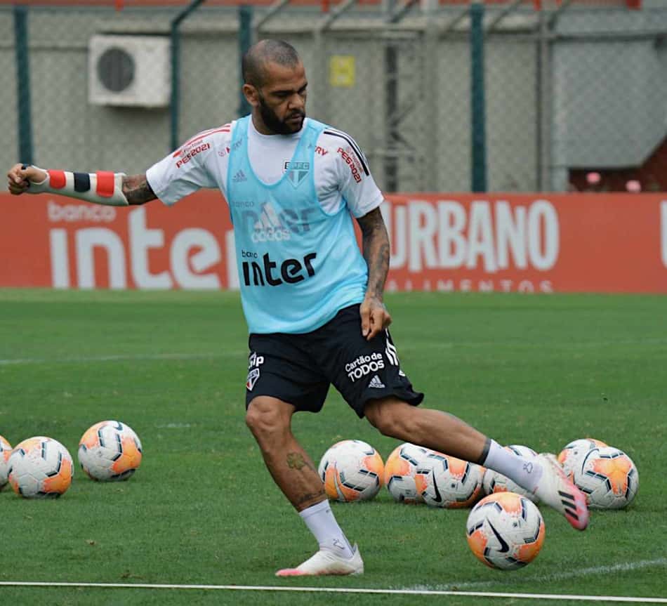 São Paulo relaciona Daniel Alves, Juanfran e Luciano para jogo no Sul