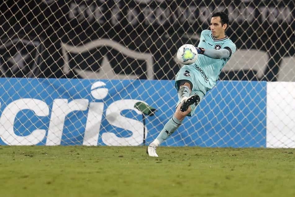 Cirurgia de Gatito é realizada com sucesso; goleiro do Botafogo foi submetido a artroscopia