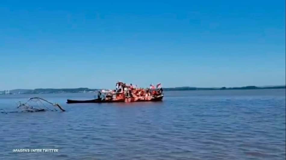 VÍDEO: De barco! Torcedores do Inter apoiam time de dentro do Guaíba