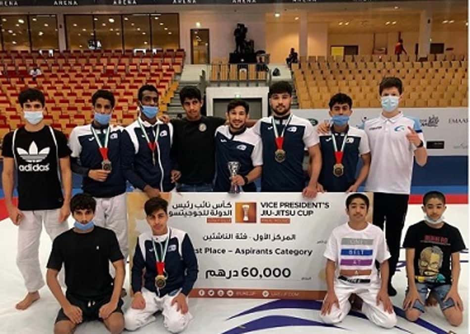 Pablo Mantovani e seus alunos comemoram a vitória em torneio local em Abu Dhabi (Foto: Arquivo Pessoal)