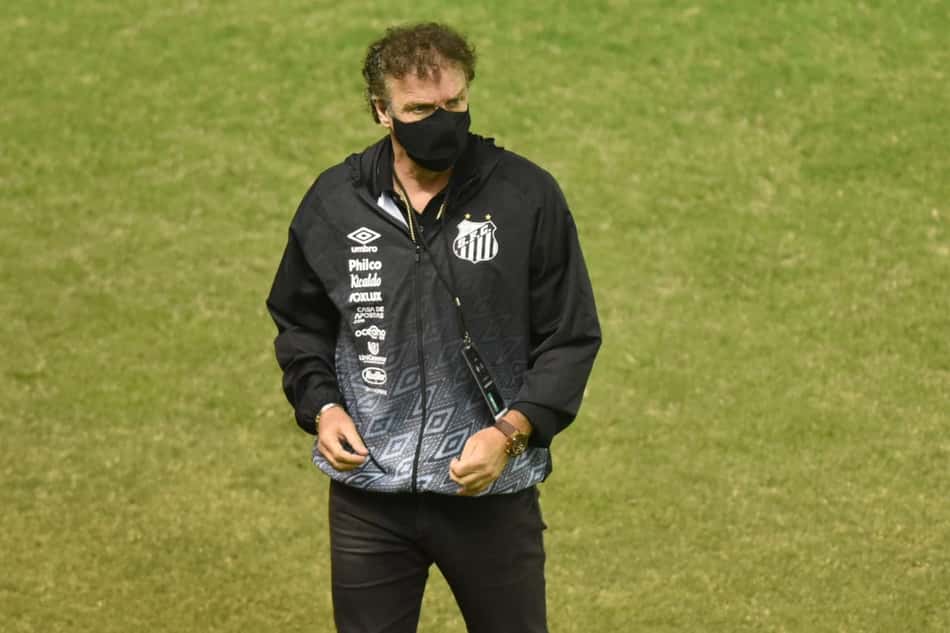 Cuca admite que Santos poderia evitar sofrimento contra o Delfín, mas afirma: 'Importante é a vitória'
