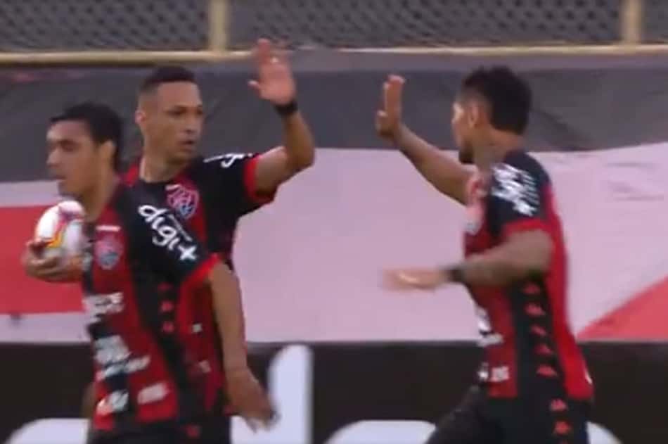 Centroavantes marcam presença e Vitória bate o Oeste de virada no Barradão