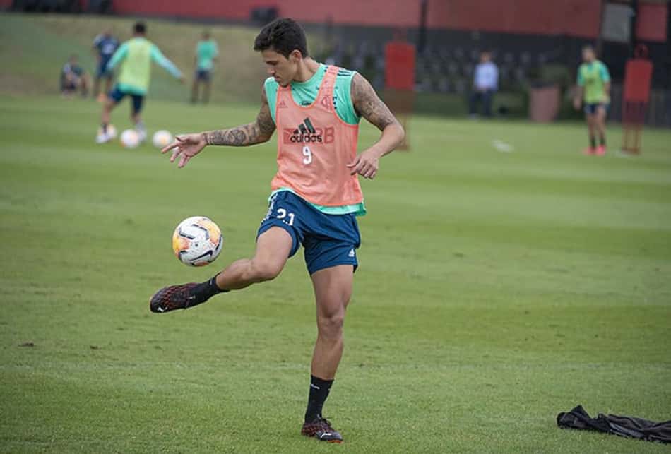Pedro trabalha com bola no Ninho e se prepara para volta no Flamengo