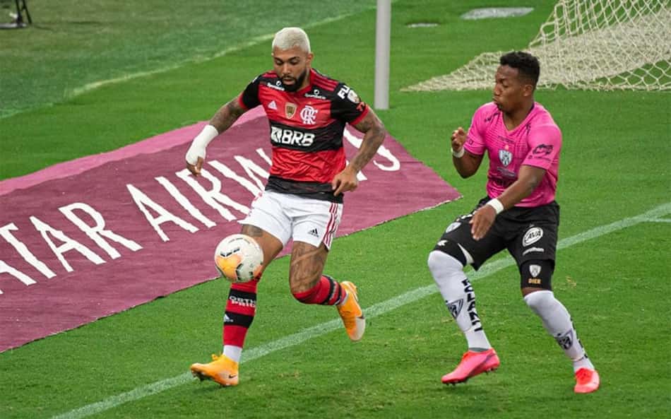Gabigol torce o tornozelo e deixa o jogo irritado com o gramado do Maracanã