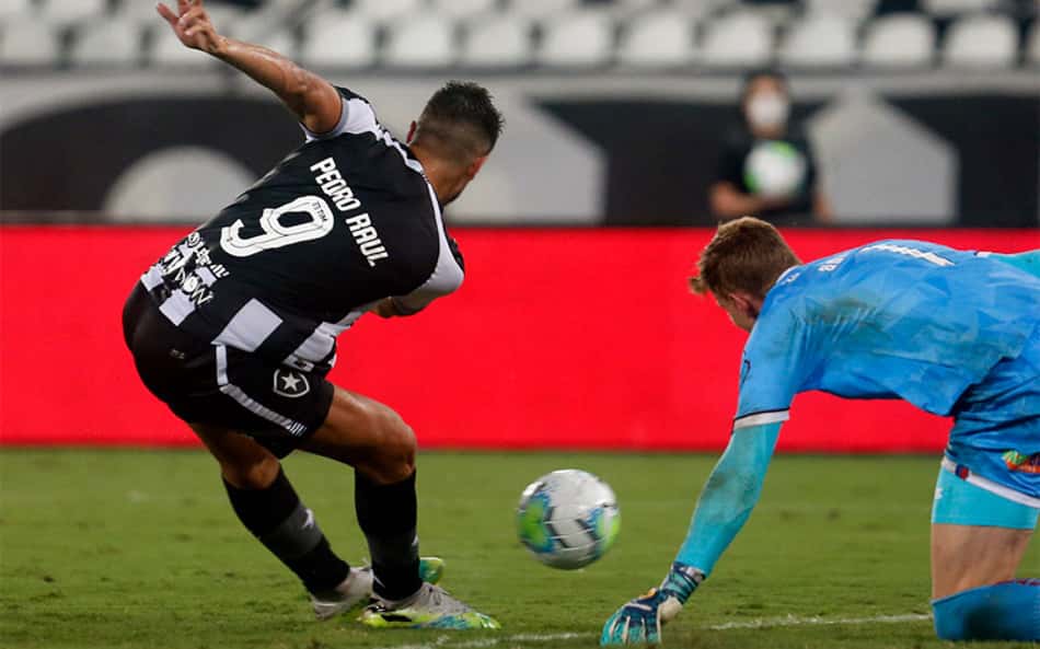 Pedro Raul lamenta momento ruim do Botafogo no Brasileirão e admite: 'Estamos devendo resultado'