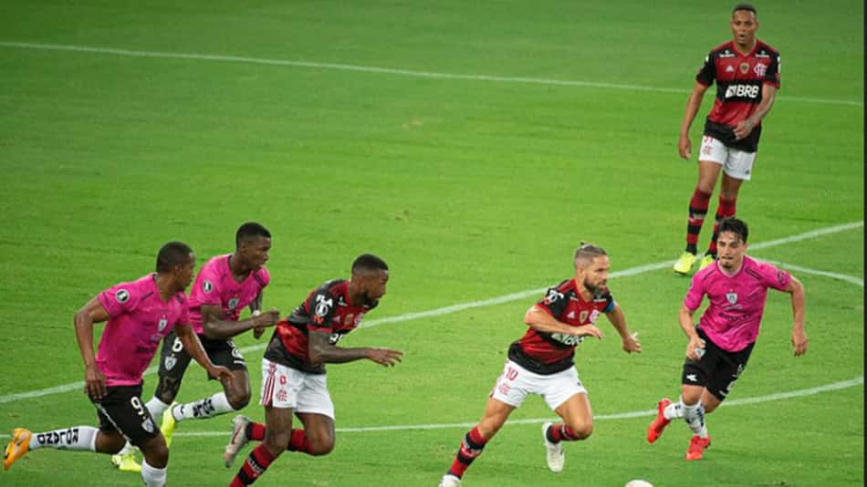 Diego supera Zico como o camisa 10 do Fla com mais atuações na Liberta