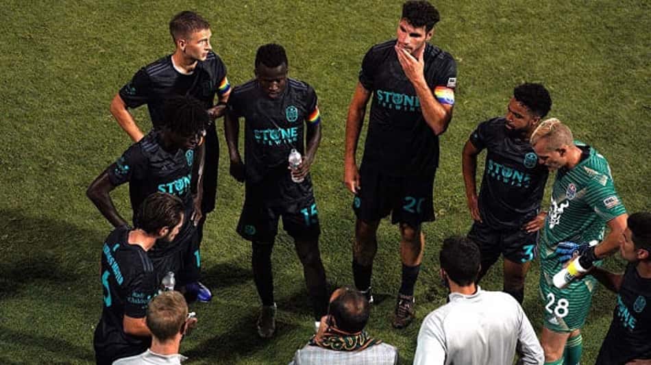 Nos Estados Unidos, equipe deixa o campo após caso de homofobia