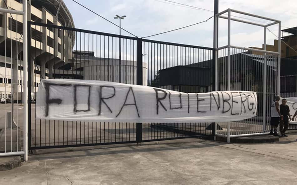 Torcida do Botafogo protesta contra dirigentes e contratação de Kelvin