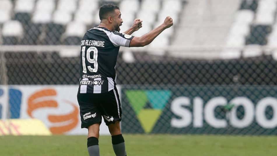 ATUAÇÕES: Caio Alexandre se destaca no Botafogo no 'Clássico Vovô'