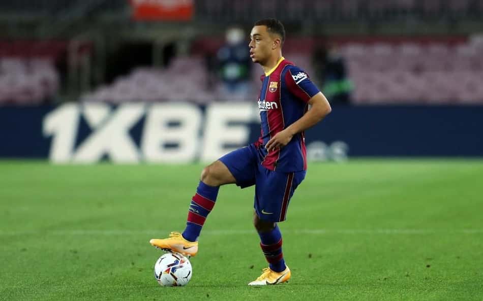 Sergiño Dest, lateral-direito do Barcelona, é alvo do Milan, diz jornal