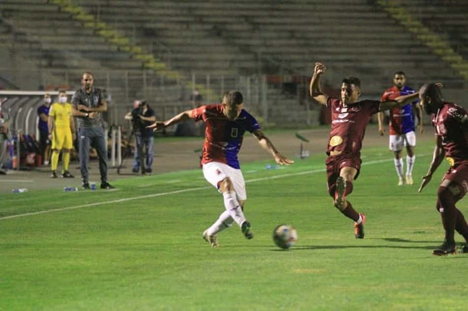 Paraná e Náutico, em jogo de 'apagão', não saem do zero