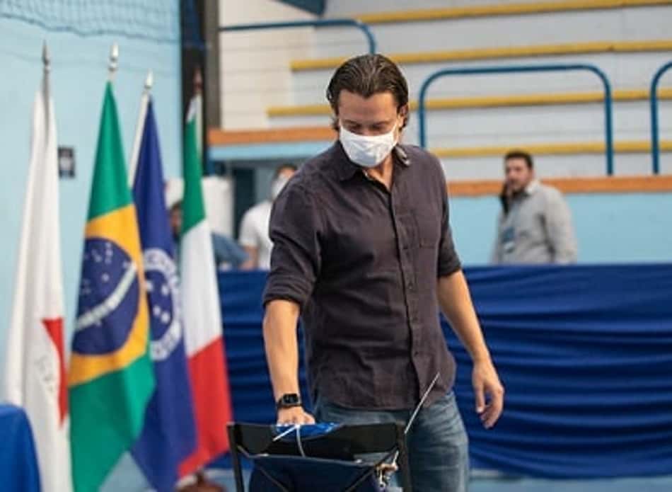 Presidente do Cruzeiro fala do atrito com o principal parceiro comercial e tenta aliviar a pressão no clube