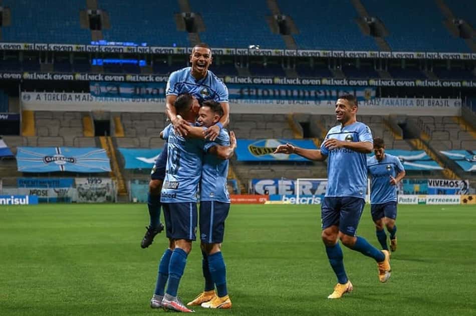 Grêmio faz gols rápidos, baixa o ritmo, mas vence o Coritiba