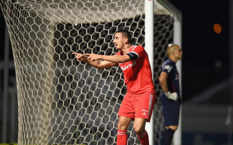 Galhardo brilha, Inter vence Bragantino e cola na liderança do Campeonato Brasileiro