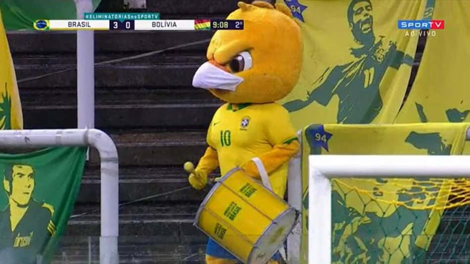 Canarinho Pistola torce sozinho na arquibancada em vitória da Seleção