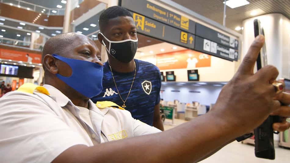 Babi, mesmo suspenso, viaja com delegação do Botafogo para Recife