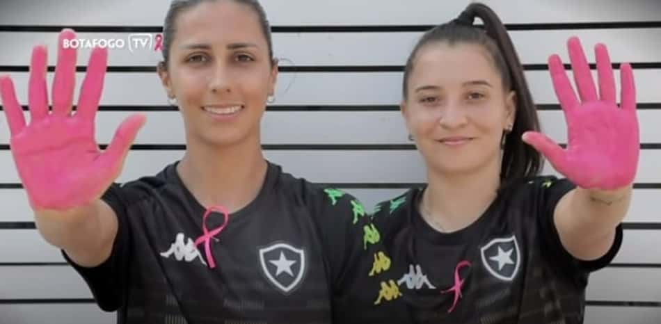 Com atletas da equipe feminina de futebol, Botafogo faz campanha de prevenção ao câncer de mama
