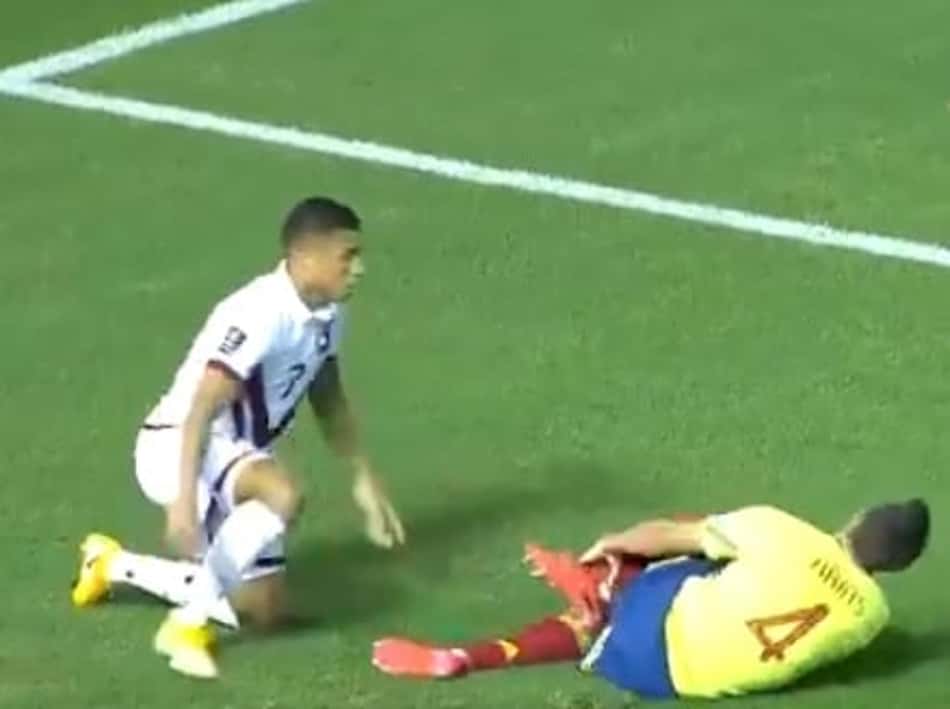 IMAGEM FORTE! Jogador da Colômbia tem lesão grave em jogo das Eliminatórias